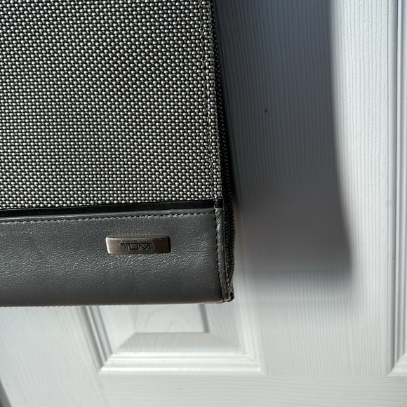 🎀Tumi Voyager Business Tote - Picture 6 of 16